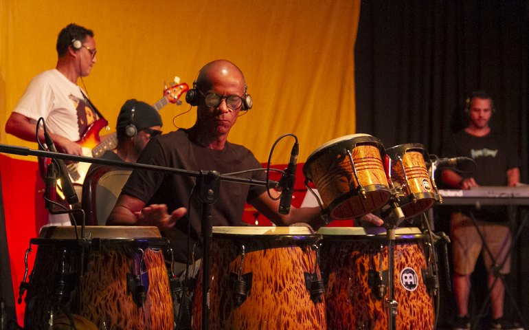 Juntos e Misturados reúne hip-hop, homenagem a Elza Soares e som de tambores no Deodoro