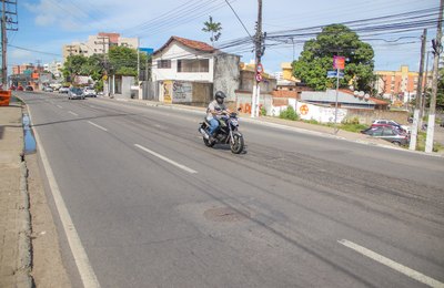 Obras de reparo asfáltico interdita trecho da Avenida Gustavo Paiva