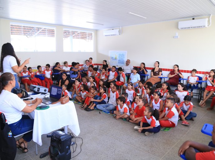 Projeto Fiscal Carlinhos nas Escolas leva educação ambiental e cidadania para estudantes em Penedo