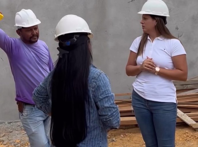 Prefeita Marcela Gomes visita obras de construção do ginásio poliesportivo de Novo Lino
