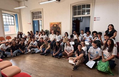 Estudantes da rede pública passam tarde em oficina de poesia promovida pelo PCJE
