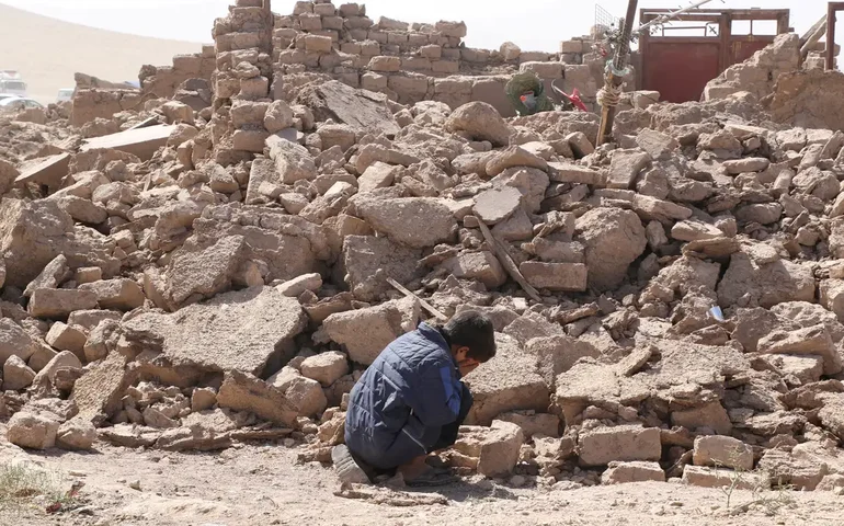 Terremoto no Afeganistão destrói vilarejos e mata pelo menos 250 pessoas no leste do país