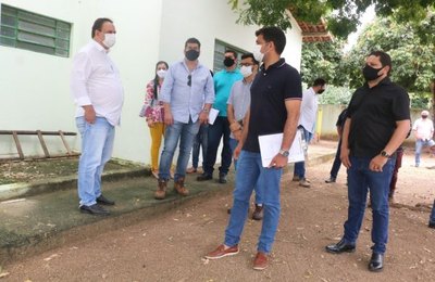Prefeito Luciano visita bairros, anuncia recuperação de mais escolas e ampliação das áreas verdes