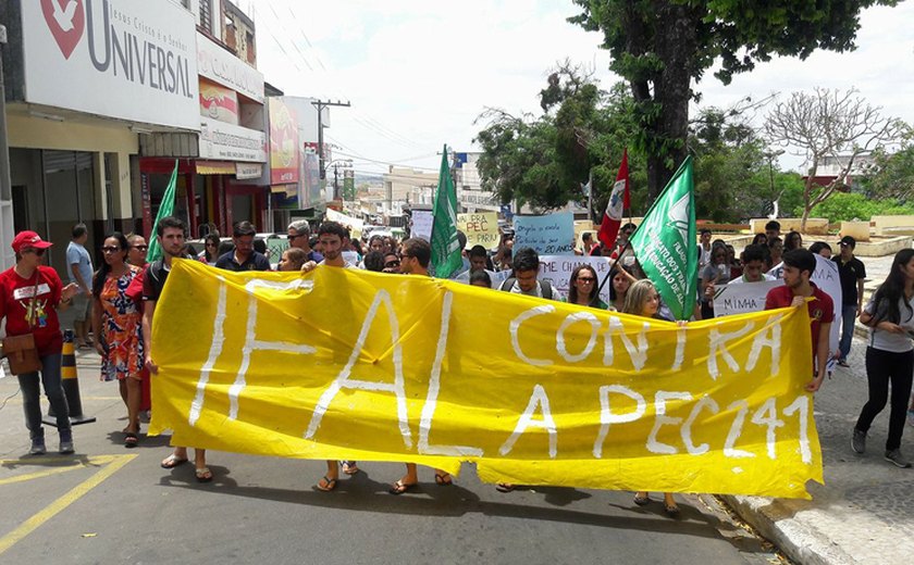 Universitários, professores e Sindicatos fazem passeata contra a PEC 241, em Palmeira