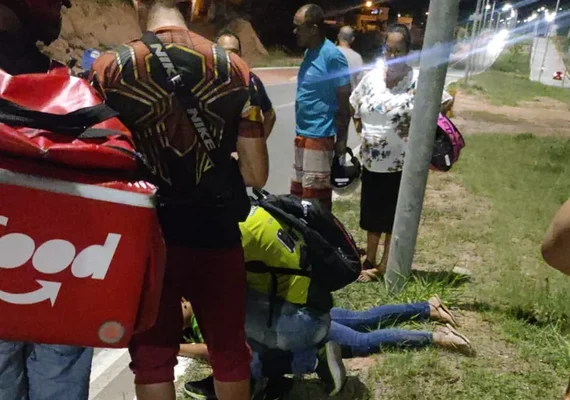 Motociclista fica ferida após assalto na Rota do Mar, em Maceió