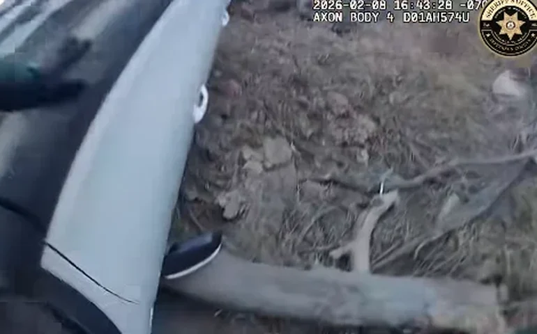 Delegado resgata motorista de acidente com capotamento