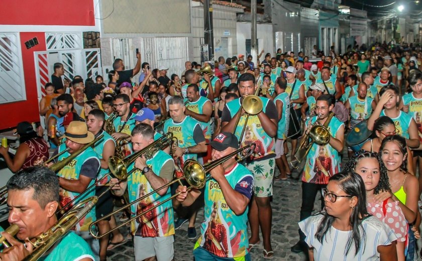 Folia antecipada toma as ruas na prévias carnavalescas em Penedo