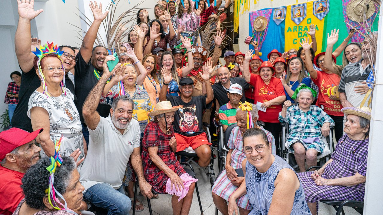 Usuários da Cidade da Pessoa Idosa celebram São João com tarde de forró