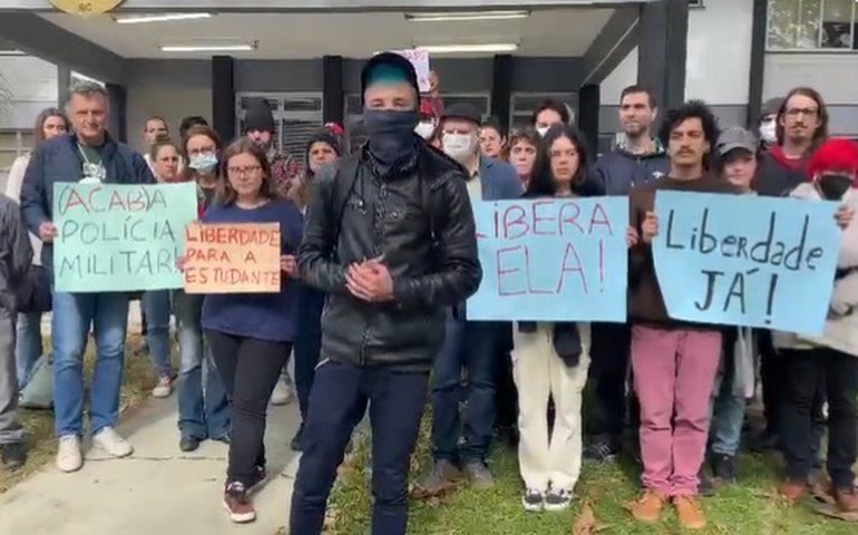 Ato pela democracia: estudante é presa em SC após pichar agência bancária