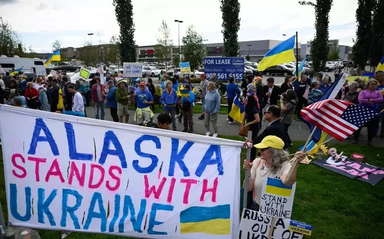 Alasca é palco de ato pró-Ucrânia antes de cúpula sobre guerra