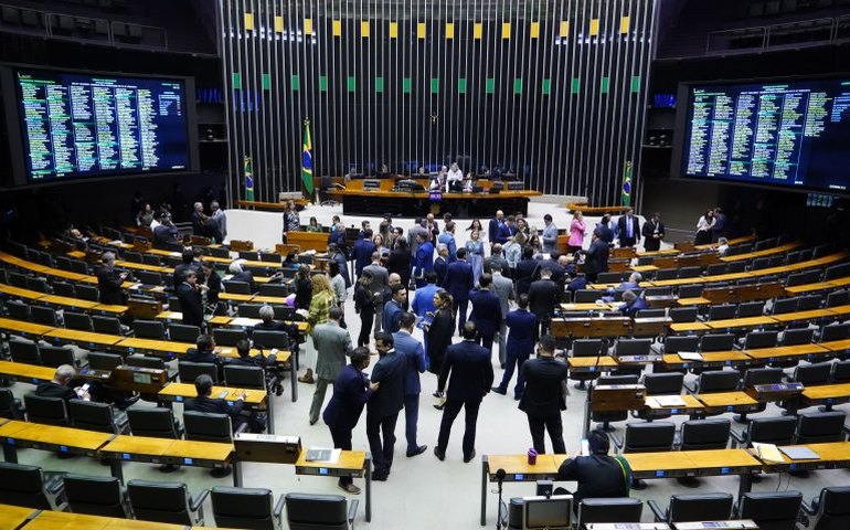 Anistia a partidos 'rasga a Constituição' e 'pisa' na democracia, diz instituto