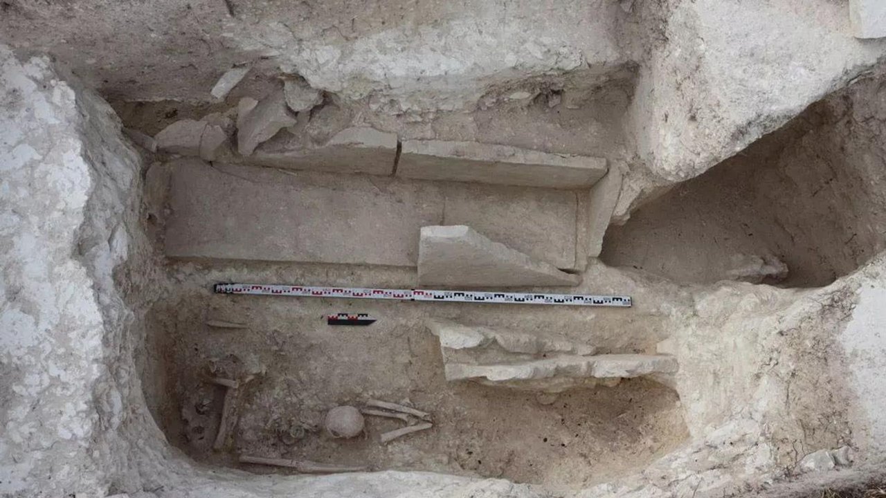 Necrópole de 2,5 mil anos descoberta na Itália revela artefatos raros