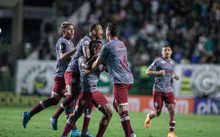 Fluminense supera o Goiás com gols no fim e festeja 120 anos na cola do Palmeiras