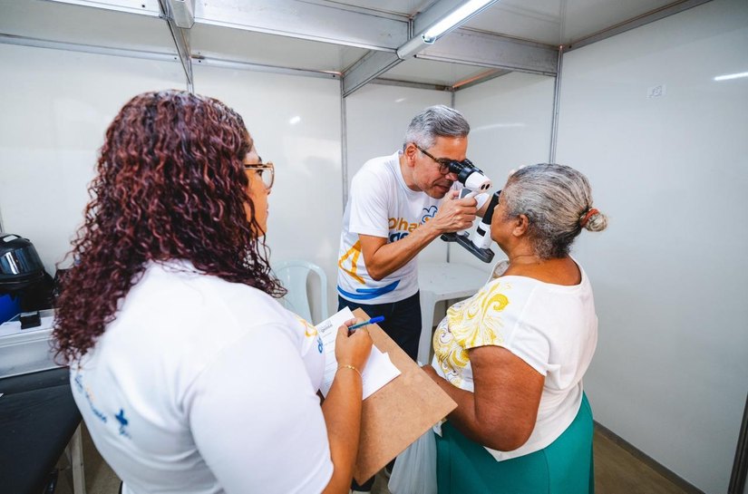 Olhar da Gente realiza triagens para cirurgias de catarata na comunidade Grota do Cigano