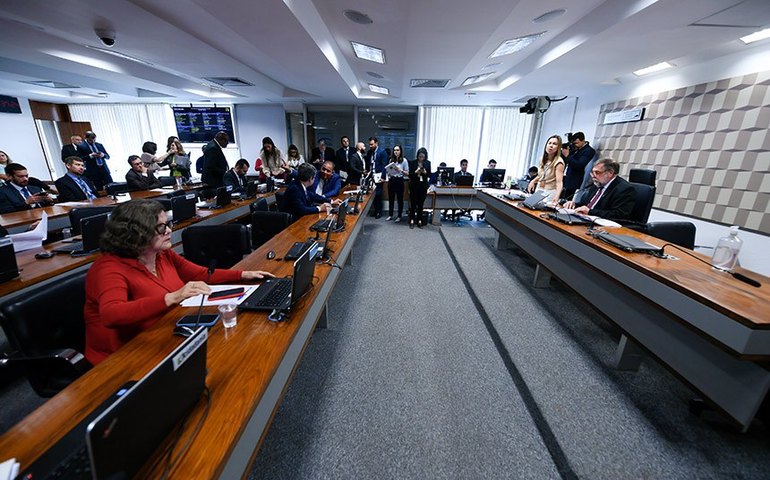 Equiparação de residências em áreas de saúde à especialização volta à pauta da CE