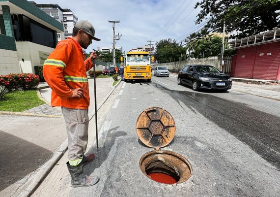 Operação Línguas Sujas flagra despejo irregular de esgoto em prédio na Jatiúca