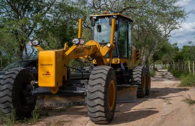 Patrol doada pelo governador Renan Filho já está recuperando as estradas vicinais de Santana