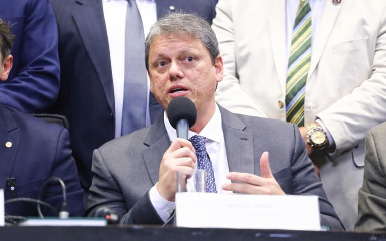Tarcísio promete 'todo esforço' para esclarecer mortes em ataque a assentamento do MST
