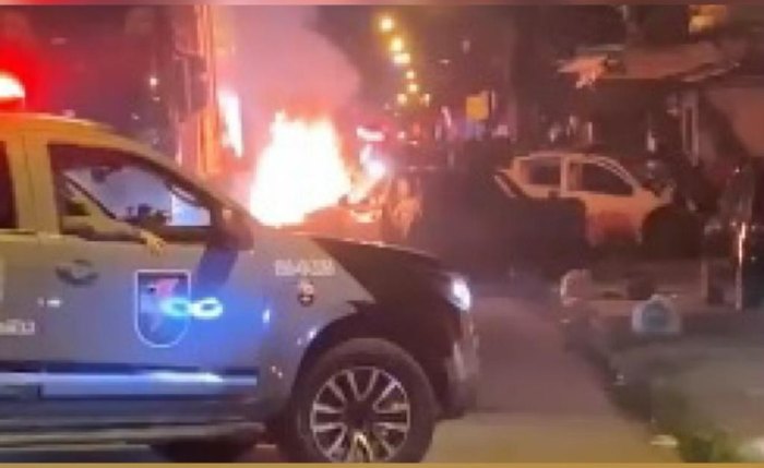 Imagem do incêndio no carro ocupado por três suspeitos