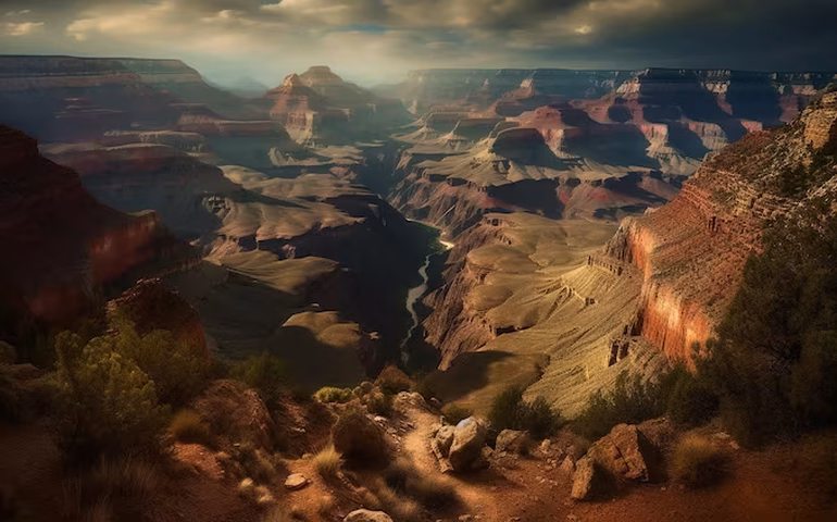 Vídeo registra momento em que ciclista despenca de penhasco durante manobra arriscada nos EUA