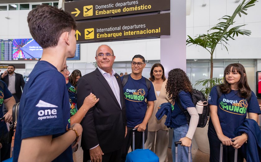 Governador interino acompanha embarque de estudantes para intercâmbio em Londres