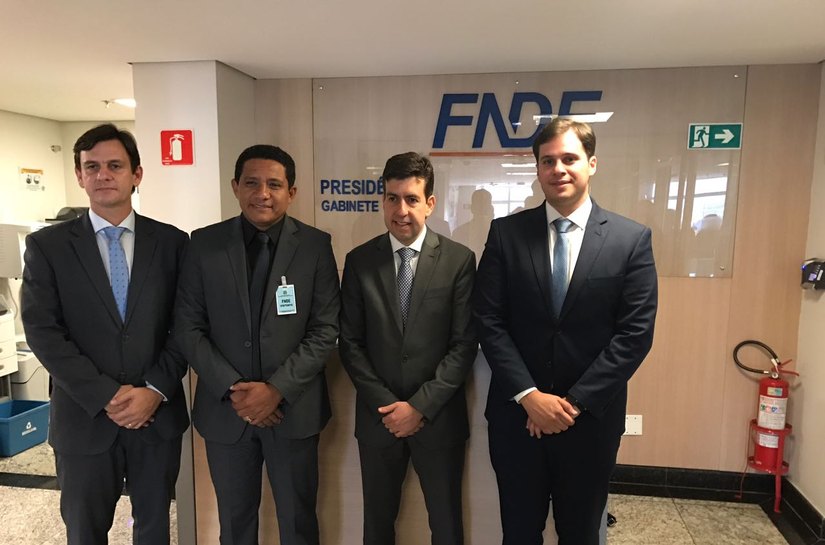 Prefeito Cacau garante reformas de escolas atingidas pelas chuvas junto ao FNDE