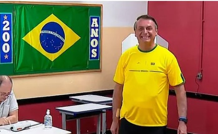 Bolsonaro vota em zona eleitoral na Vila Militar