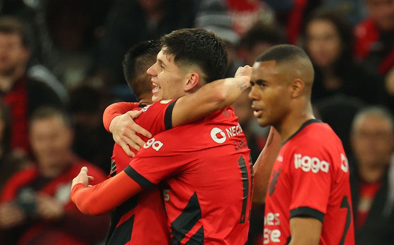 Vidal tem gol anulado, mas Athletico-PR derrota Cuiabá e é o 6º do Brasileirão