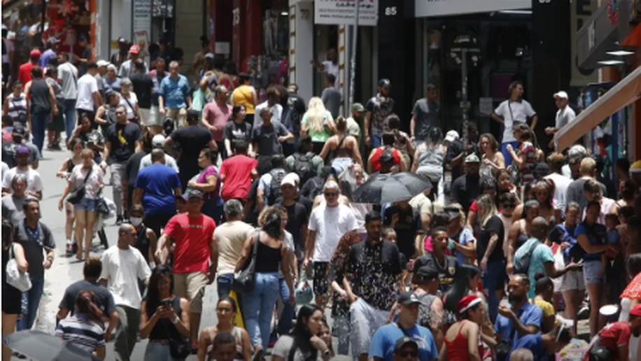 População brasileira chega a 213,4 milhões em julho de 2025