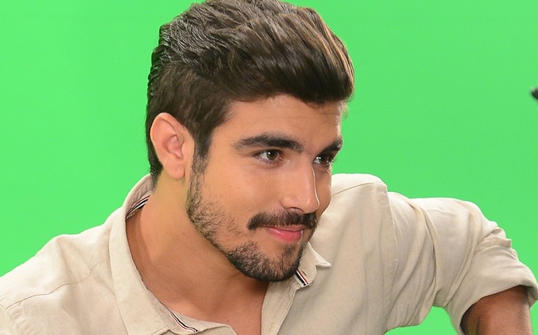 Caio Castro revê a carreira