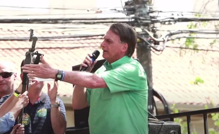 O candidato Jair Bolsonaro (PL) durante discurso em palanque montado na região central de Divinópolis