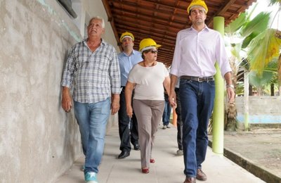 Prefeito Rui Palmeira vistoria obras em escola no Jacintinho nesta quinta