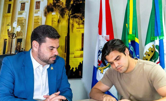 João Catunda toma posse na Câmara e apresenta pedido de licença do mandato