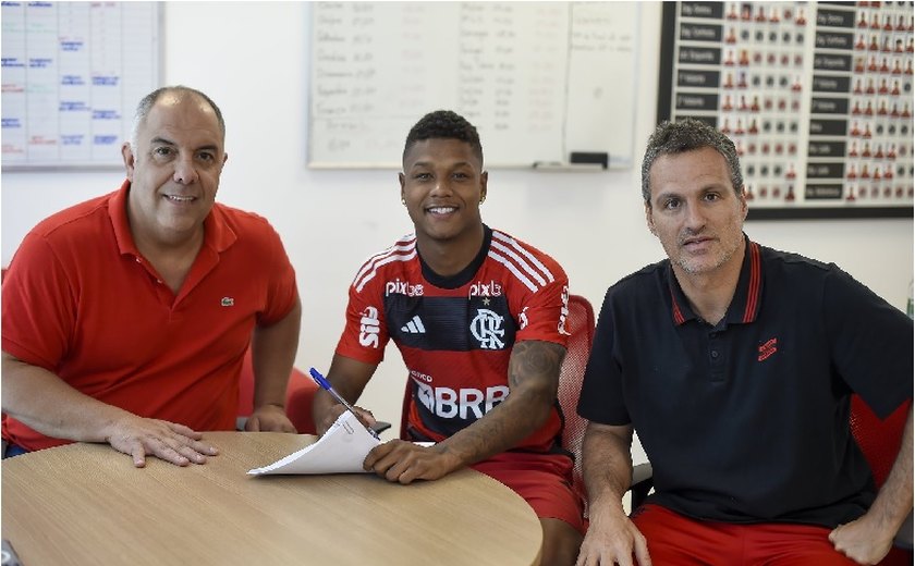 Flamengo oficializa renovação de Matheus França, joia da base, até o fim de 2027