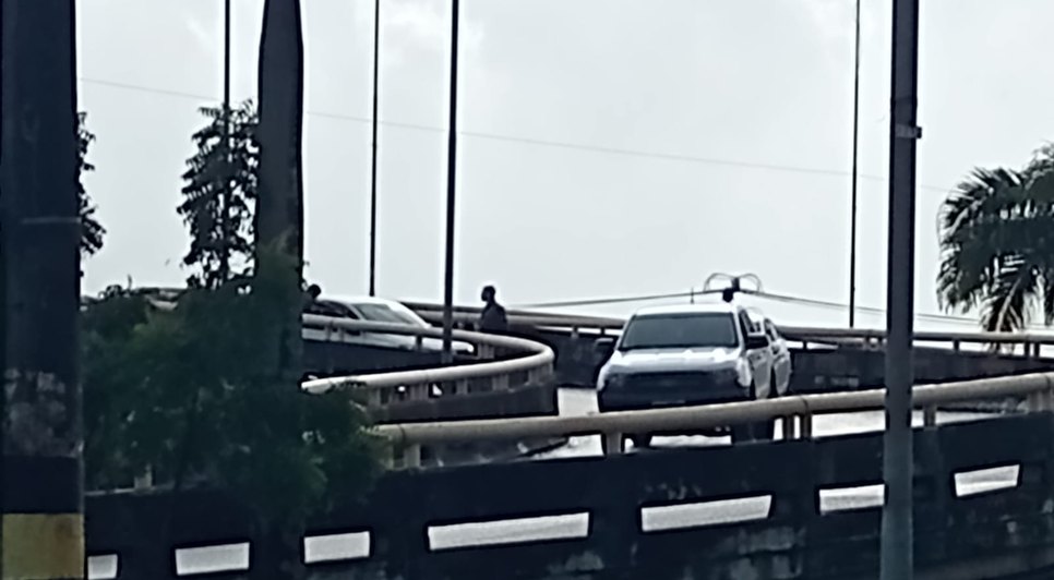 Carro bate na mureta de viaduto e fica abandonado em Aracaju