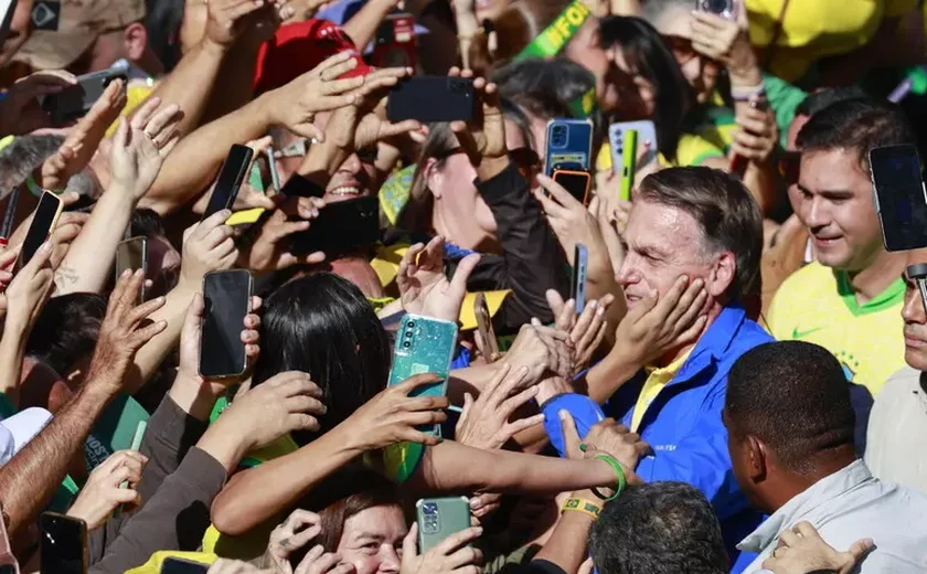 Bolsonaro pede passaporte para negociar com Trump nos EUA