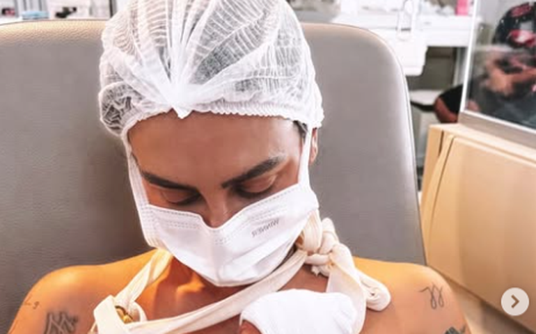 Clara Maia posta foto com Theo, filho que nasceu prematuro, e celebra: 'Primeiro colo'