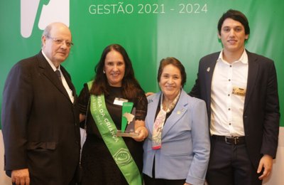 Christiane Bulhões recebe o prêmio ‘Prefeito Amigo da Criança’ entre 100 prefeitos do Brasil