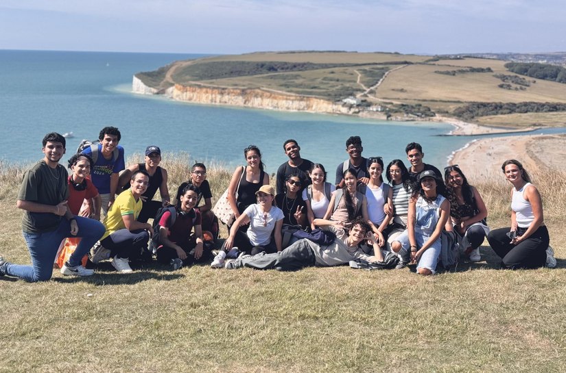 Daqui pro Mundo: Estudantes alagoanos desbravam a costa britânica nas falésias de Seven Sisters