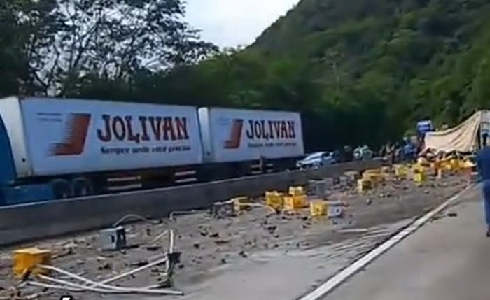 Imagens mostraram garrafas quebradas espalhadas pelo asfalto e engradados caídos na rodovia Imagens mostraram garrafas quebradas espalhadas pelo asfalto e engradados caídos na rodovia