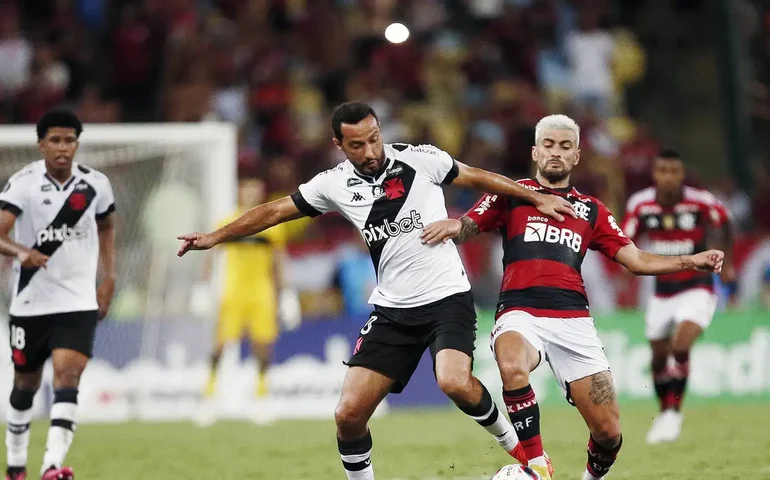 Mais de 30 torcedores de Flamengo e Vasco são levados a delegacias