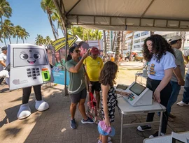Rolê com a Pilili: TRE leva treinamento para eleitores idosos à orla de Maceió
