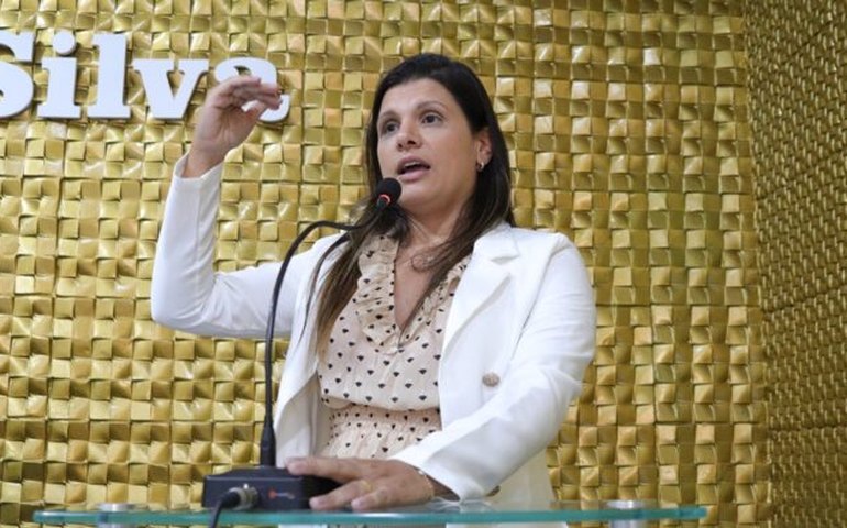 Em sessão da Câmara, prefeita Marcela Gomes anuncia doação de uniforme e kit escolar para alunos de Novo Lino