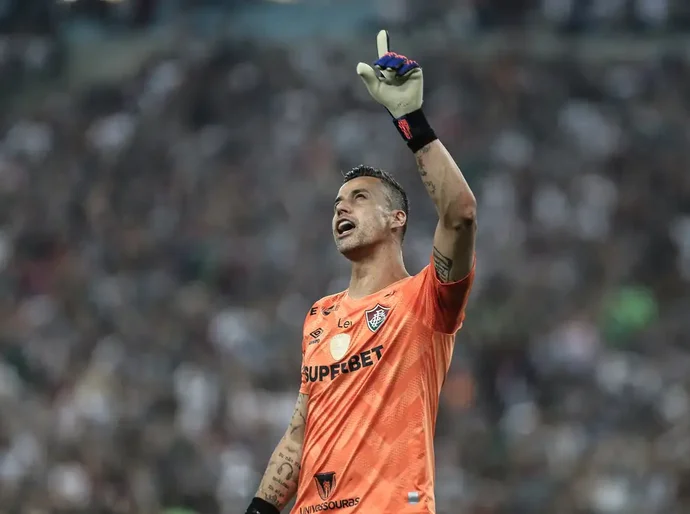 Fábio vira jogador com mais partidas disputadas no futebol mundial