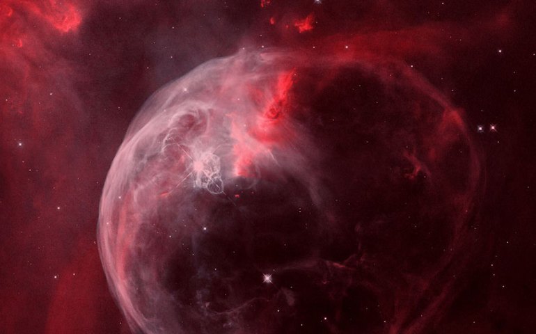 Astrônomos detectam enorme bolha de poeira e gás que modelos atuais não podem explicar (FOTOS)