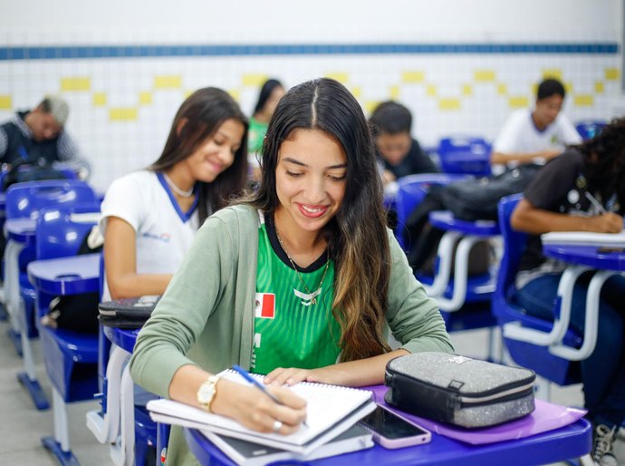 Caixa paga benefício estadual Bolsa Escola 10 para estudantes de Alagoas
