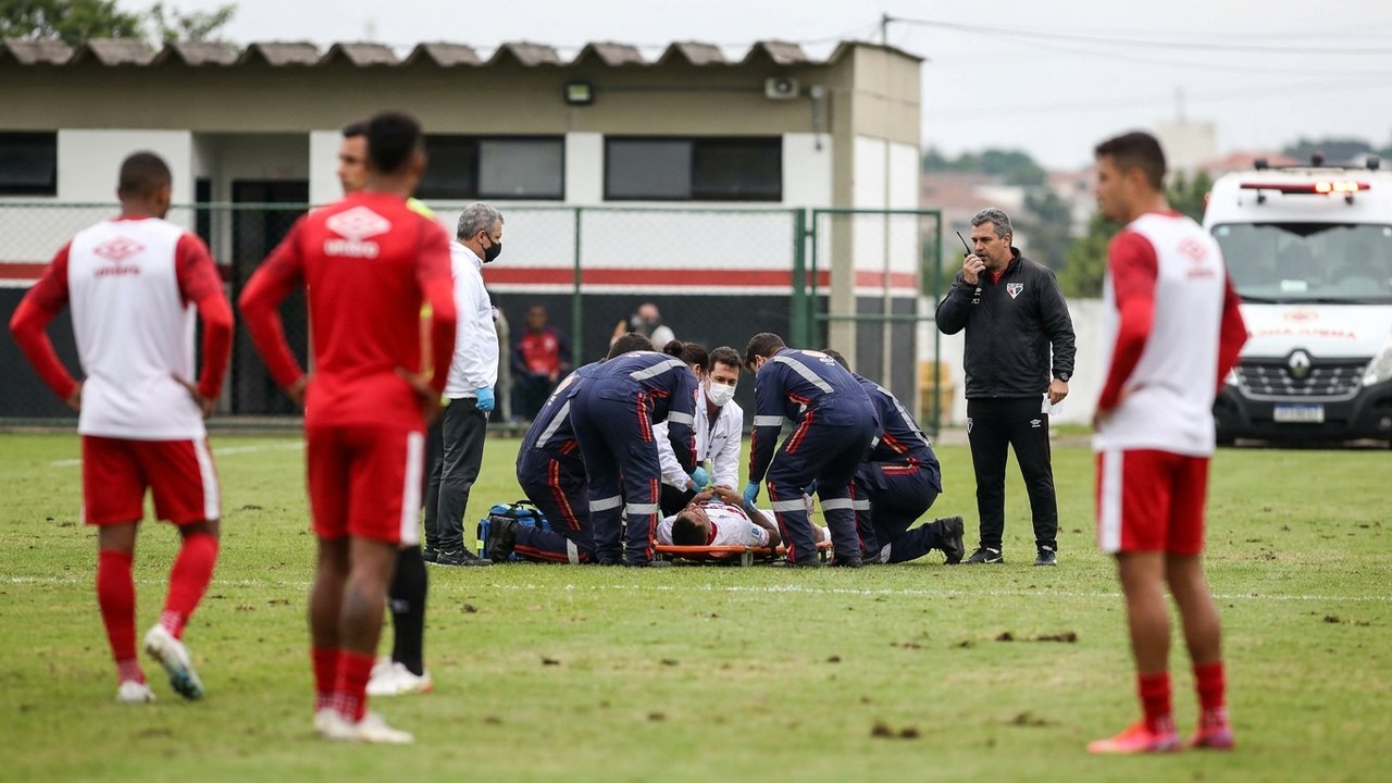 Jogador do Paulista de Jundiaí sofre parada cardíaca durante treino e é hospitalizado