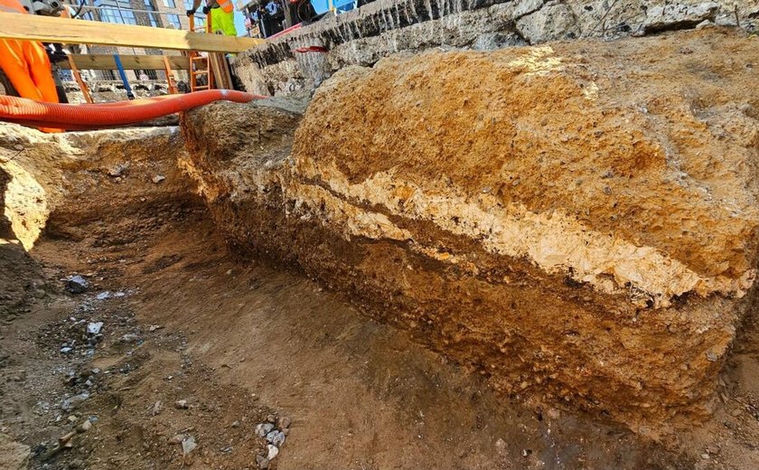 Arqueólogos revelam estrada romana de 43 d.C. sob estrada moderna em Londres (FOTOS)