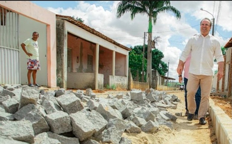 Prefeitura de Arapiraca beneficia moradores das vilas São Francisco, Capim e Canaã com pavimentação de ruas