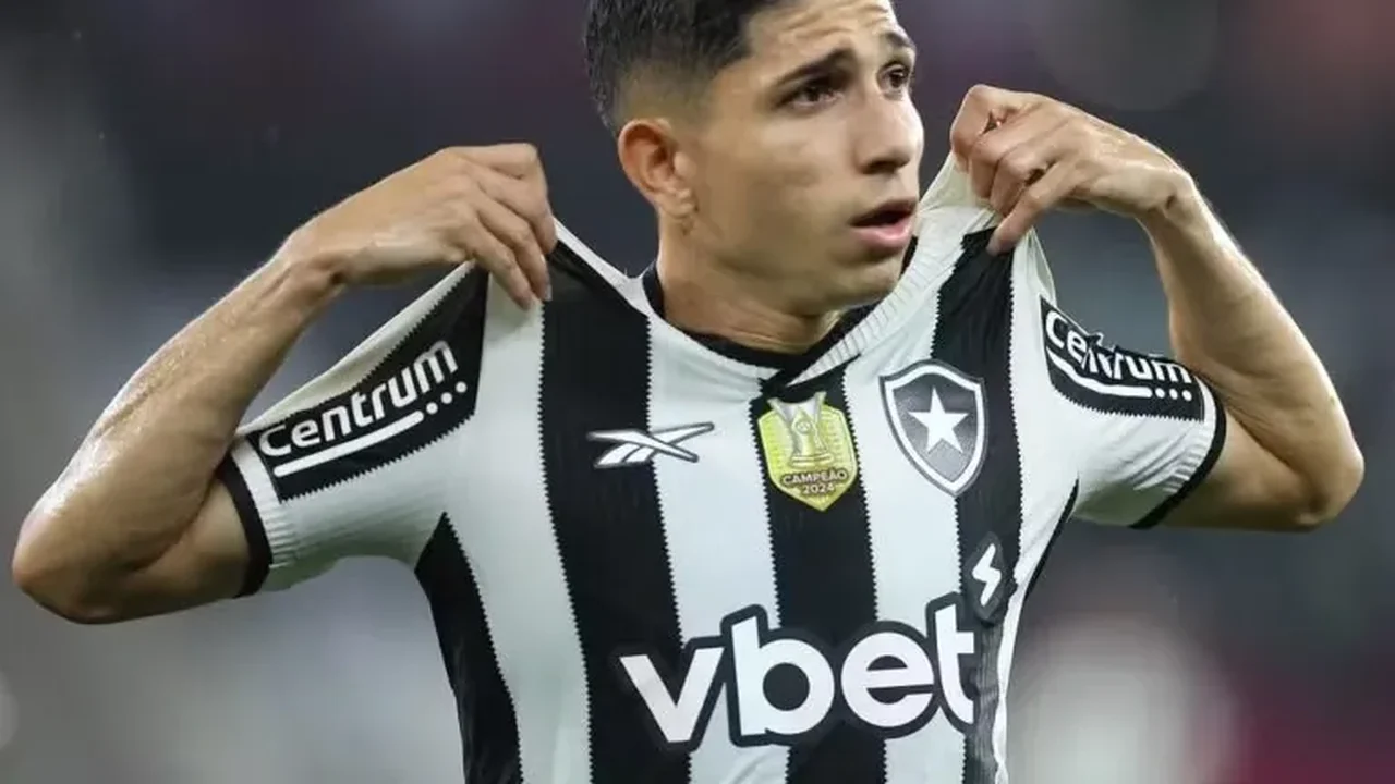 Savarino encerra jejum com hat-trick em goleada sobre o Coritiba e leva Fluminense ao 3º lugar